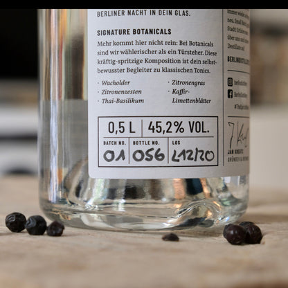 Rückansicht der Flasche BERLINER NACHT GIN Berlin Dry Gin der Berlin Distillery.