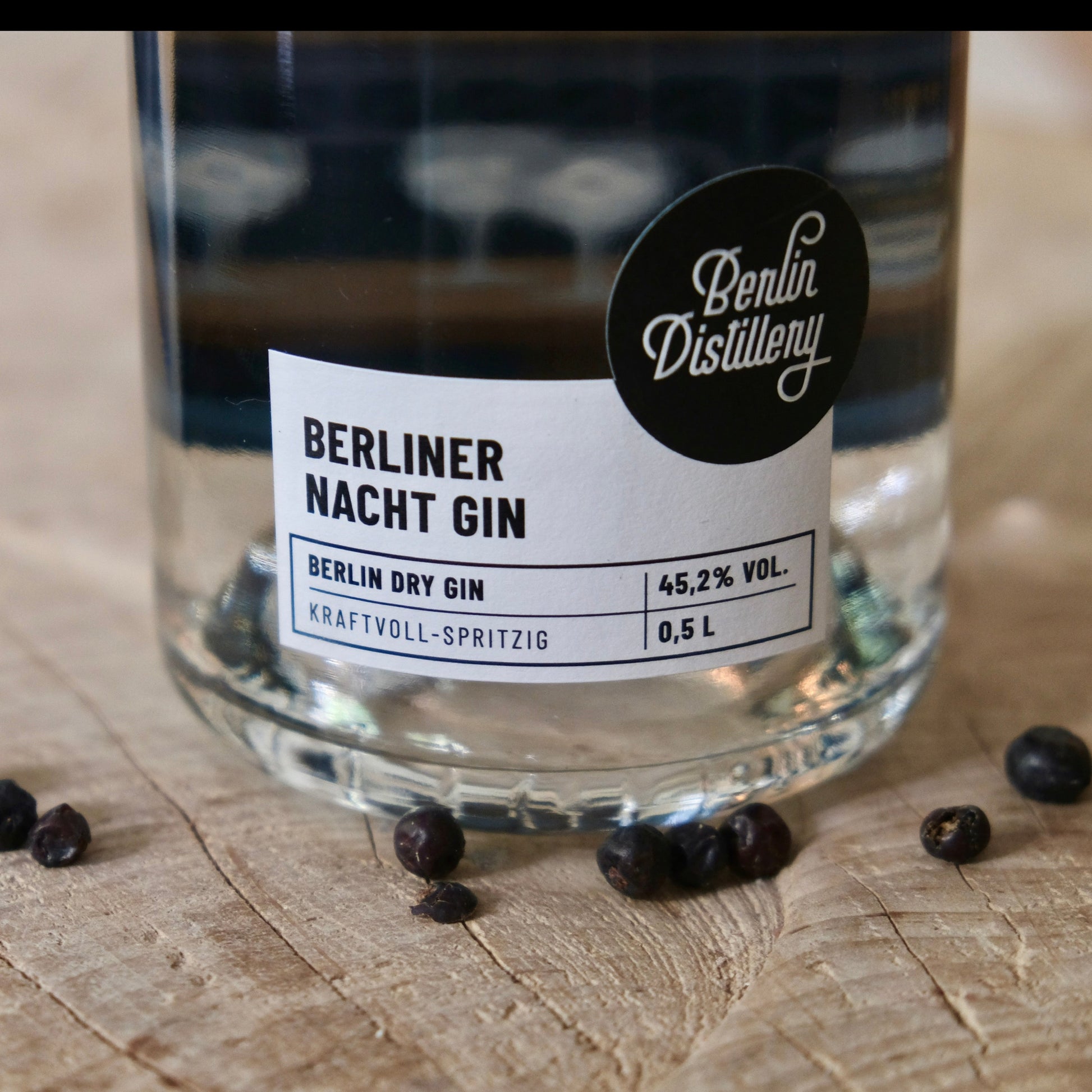 Vorderansicht der Flasche BERLINER NACHT GIN Berlin Dry Gin der Berlin Distillery.